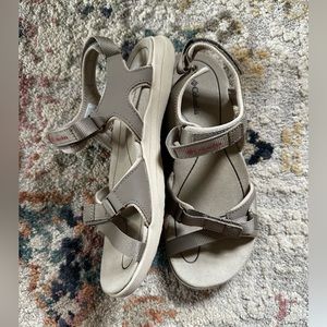 NEW Columbia sandals sz 8